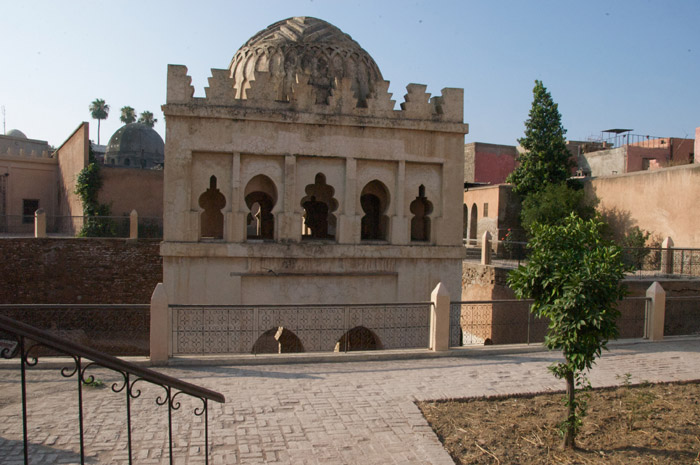 Zdjęcie wewnątrz Marrakesz fondouk w starej medynie w Marrakeszu