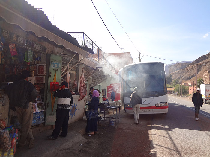 Zdjęcie z przystanku autobusowego Supratour w Taddert w górach Atlasu Wysokiego w drodze do Marrakeszu