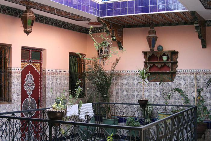 Zdjęcie wewnętrznego patio w hotelu Medina, tani hotel w Marrakeszu