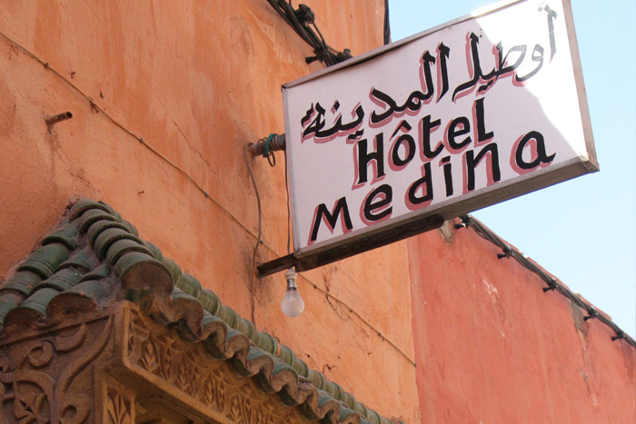 Zdjęcie szyldu nad drzwiami Hotel Medina w Marrakeszu