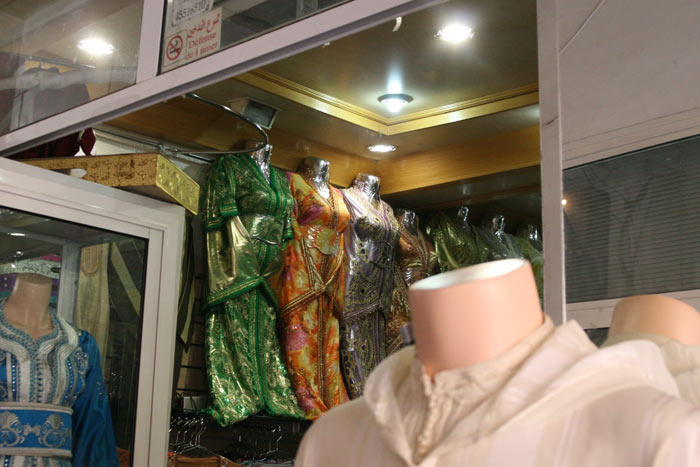 Zdjęcia sklepu z tradycyjnymi Marokańskimi ubraniami na suku w medynie w Marrakeszu