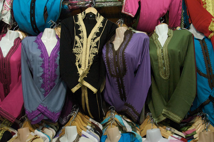 Zdjęcia sklepu z tradycyjnymi Marokańskimi ubraniami na suku w medynie w Marrakeszu