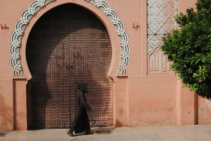 Zdjęcia architektury w Marrakeszu, piękne drzwi na ulicach suku