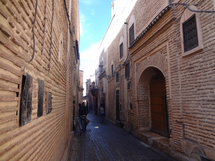 Zdjęcie ulicy Souk Ahl Fes w dzielnicy Rahba Kdima w starej medynie Marrakeszu