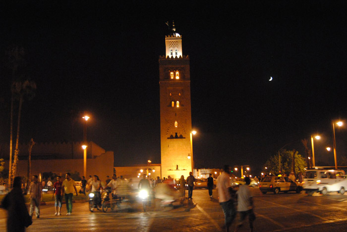 Zdjęcie świateł minaretu Meczetu Koutoubia w nocy w Marrakeszu