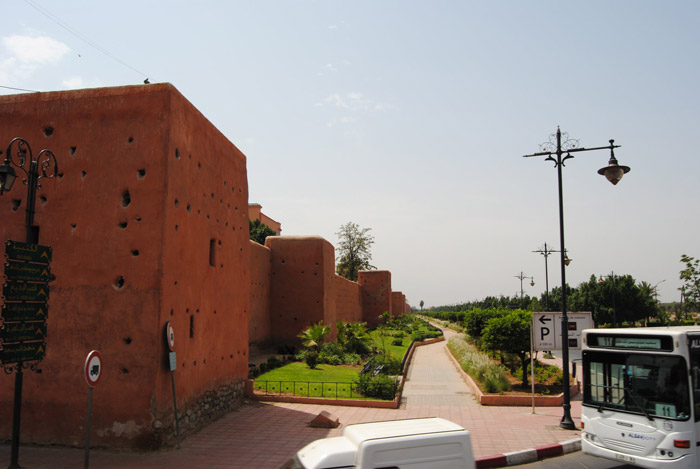 Zdjęcie w drodze do centrum miasta - ściany zamku w Marrakeszu