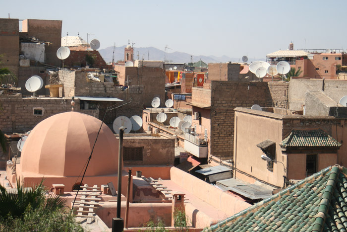 Zdjęcie panoramy dachów w Marrakeszu w dzielnicy Riad Zitou Kedim