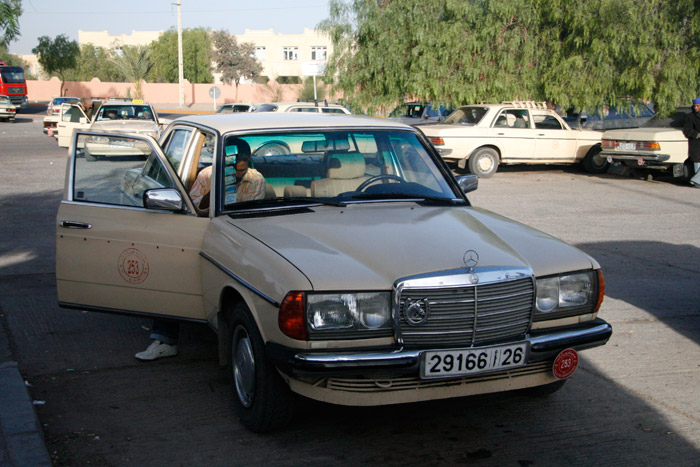 Zdjęcie mercedesa Grand Taxi na postoju taksówek w Ouarzazate