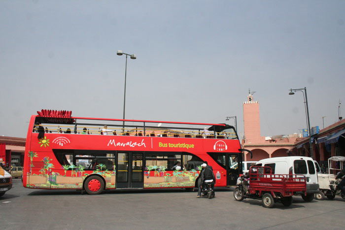 Zdjęcie autobusu wycieczkowego City Sightseeing Bus w Marrakesz niedaleko Bab Mellah